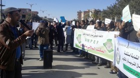 تكتل النقابات المستقلة يشل القطاعات بالوادي والعشرات يتجمهرون أمام الولاية