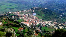 عشرات القرى معزولة عن العالم الخارجي