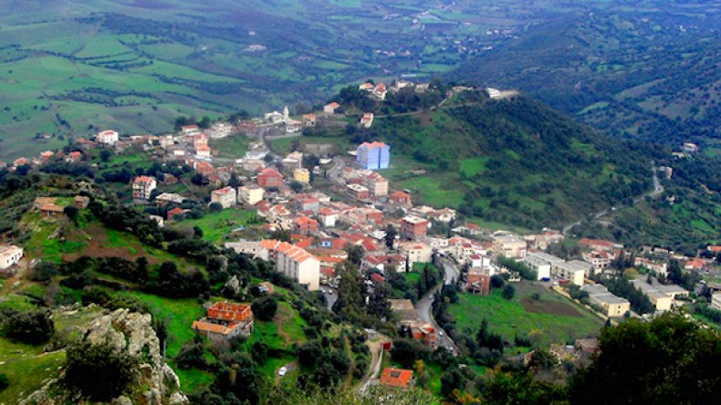 عشرات القرى معزولة عن العالم الخارجي