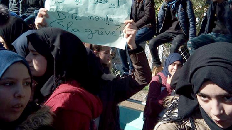 تلاميذ الأقسام النهائية في البليدة يحتجون للمطالبة بتعليق الإضراب