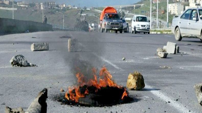 محتجون يتخذون مئات المواطنين “رهائن” على طريق بجاية ـ العاصمة