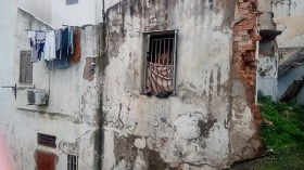 عائلات تقيم في عمارة بوادي قريش مهددة بالموت