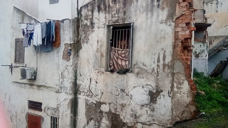 عائلات تقيم في عمارة بوادي قريش مهددة بالموت
