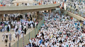 حجاج بيت الله يتوافدون على منى استعدادا ليوم عرفة