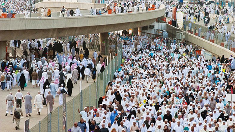 حجاج بيت الله يتوافدون على منى استعدادا ليوم عرفة