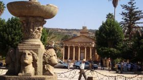 عمود إنارة يشبه الصليب قرب مسجد الرحمن بشرشال يثير فتنة