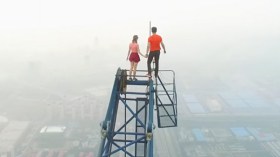 احتفلا بزواجها في أخطر مكان يمكن تصوره!!