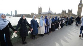 محجبات بريطانيا ينظمن وقفة على جسر “ويستمنستر”