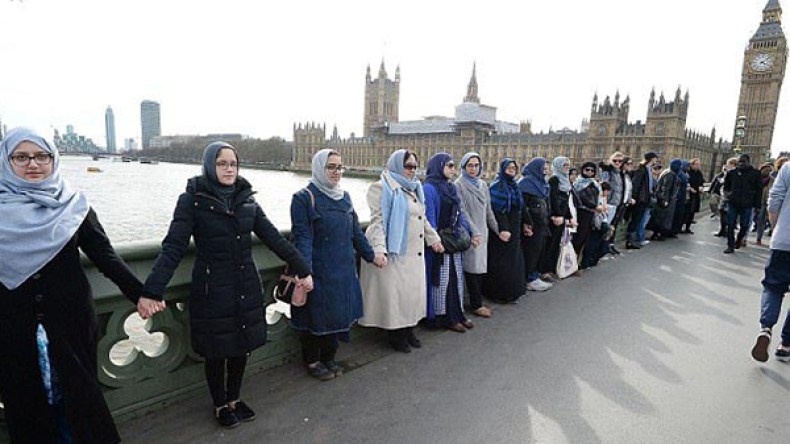 محجبات بريطانيا ينظمن وقفة على جسر “ويستمنستر”