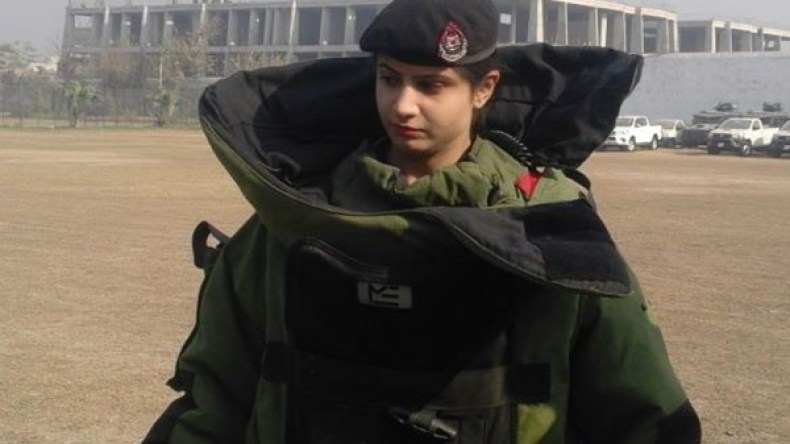 رافعة القسيم.. جسد ناعم يفكّك المتفجرات والقنابل