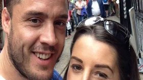 رجل يعرض زوجته للبيع في مزاد علني