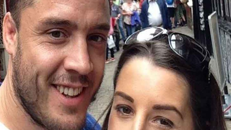 رجل يعرض زوجته للبيع في مزاد علني