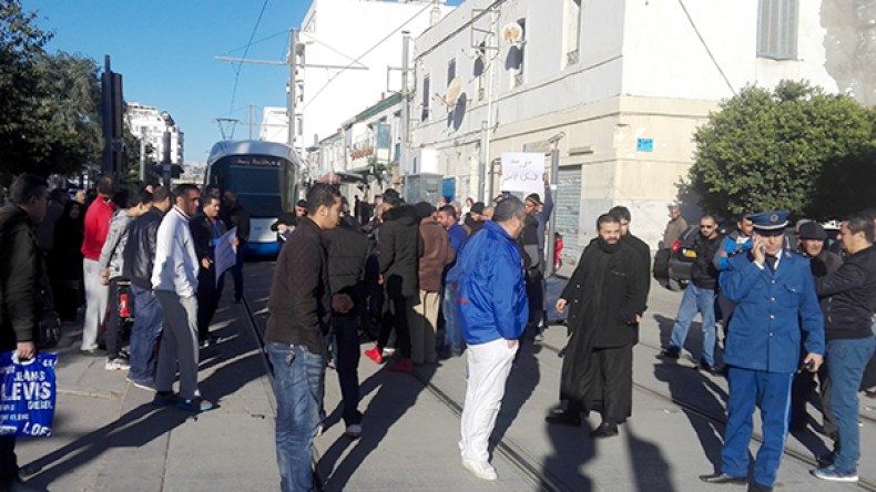 قاطنو الأقبية والأسطح والبنايات الهشة ينتفضون أمام دائرة حسين داي