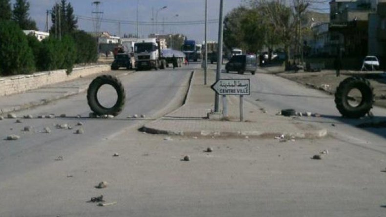 الدرك يفتح بالقوة الطريق الرابط ما بين باتنة وسطيف