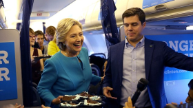 هيلاري كلينتون تحتفل بعيد ميلادها على متن الطائرة