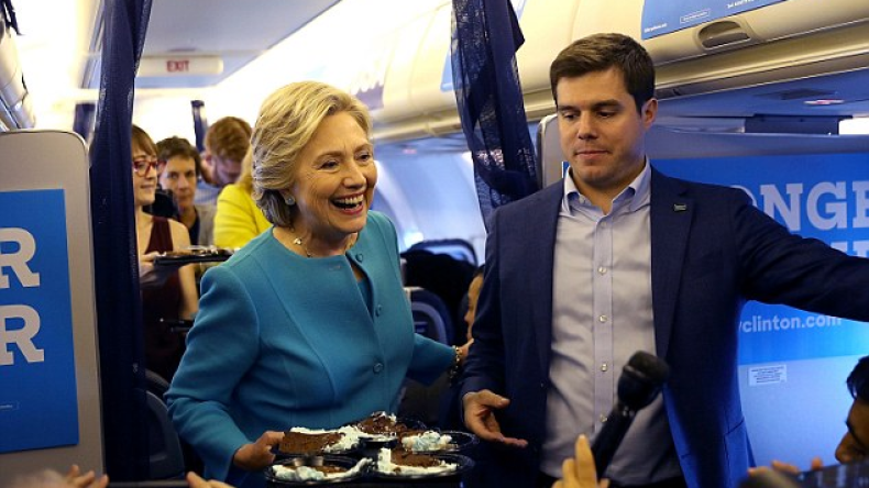 هيلاري كلينتون تحتفل بعيد ميلادها على متن الطائرة