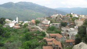 غياب تام للتنمية ومواطنون يعيشون حياة بدائية