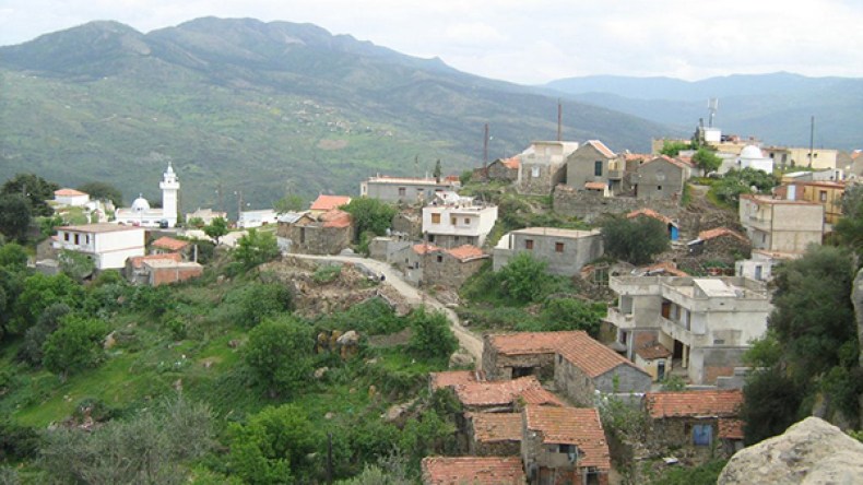 غياب تام للتنمية ومواطنون يعيشون حياة بدائية