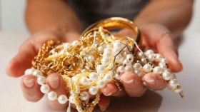 تأكدي أن من تعيريها مجوهراتك ليست محتالة!