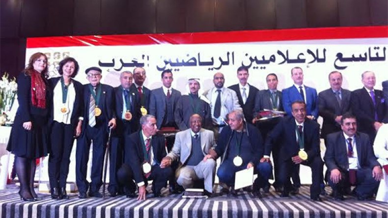الاتحاد العربي للصحافة الرياضية يكرم الصحفي الجزائري عيسى إسماعيل