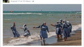 صور لراهبات في البحر ردا على حملة “البوركيني”