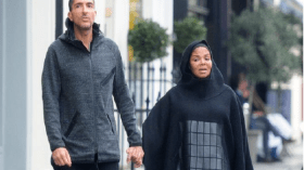 جانيت جاكسون تظهر بالحجاب مع زوجها الملياردير القطري