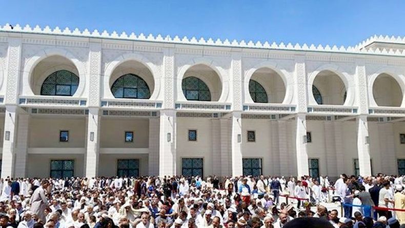 قافلة علماء لنصرة المصطفى بوهران ومقاطعة احتفالات رأس السنة