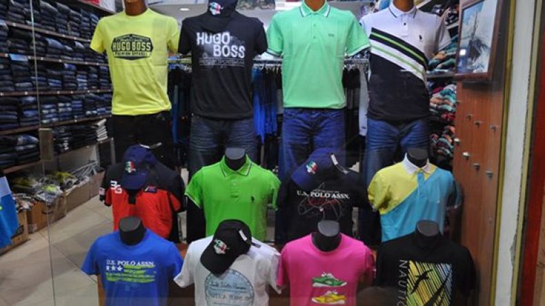 إقبال على الملابس الصيفية في عز الشتاء