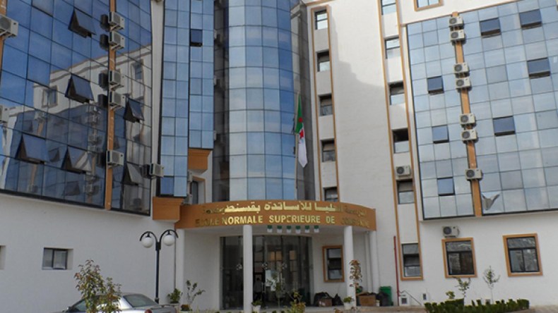 طلبة المدرسة العليا للأساتذة في مسيرة بقسنطينة