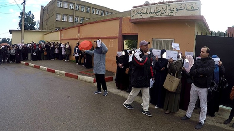 تلاميذ ثانوية بن عبد المالك رمضان باسطاوالي يحتجون