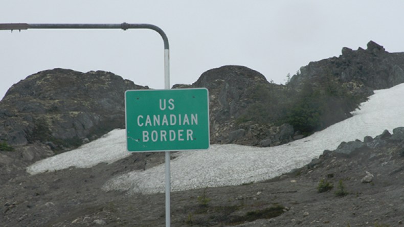 لاجئون يغادرون من أمريكا إلى كندا مشيا على الأقدام