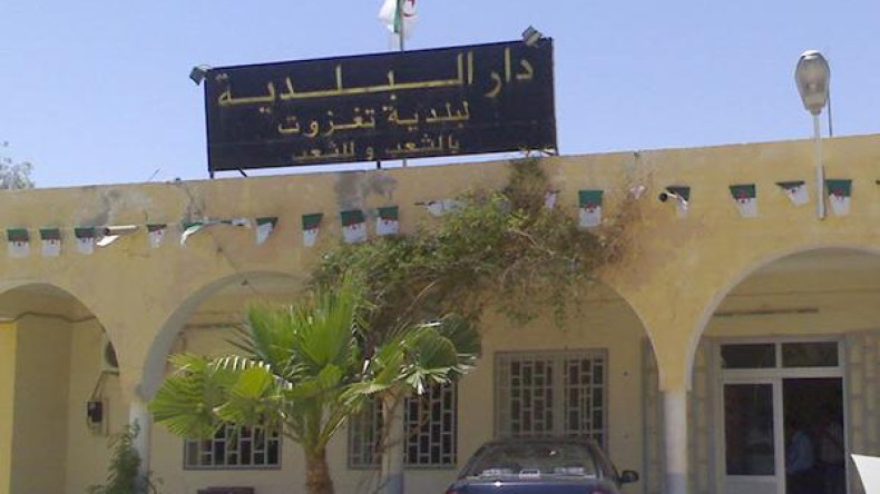 سكان 7 قرى يغلقون بلدية تاغزوت بالبويرة للمطالبة بالغاز