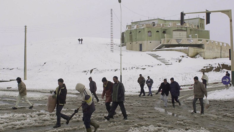 الثلوج تقطع طرقا وتعزل مداشر وقرى بالبويرة