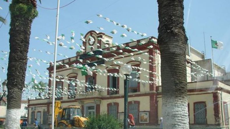 البراءة لرئيس بلدية بوفاريك من تهم إبرام صفقات مخالفة للتشريع
