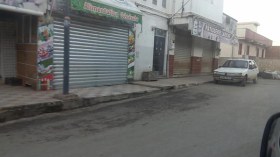 إضراب عام يشل تيزي وزو والتجار يعتصمون أمام وكالة “كاسنوس”