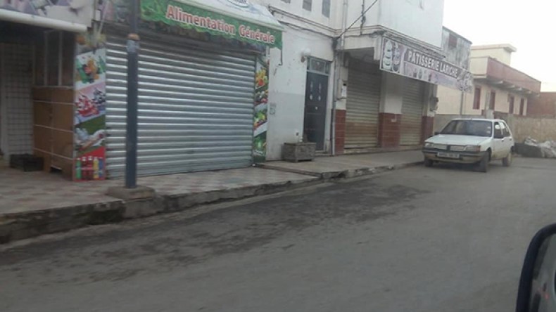 إضراب عام يشل تيزي وزو والتجار يعتصمون أمام وكالة “كاسنوس”