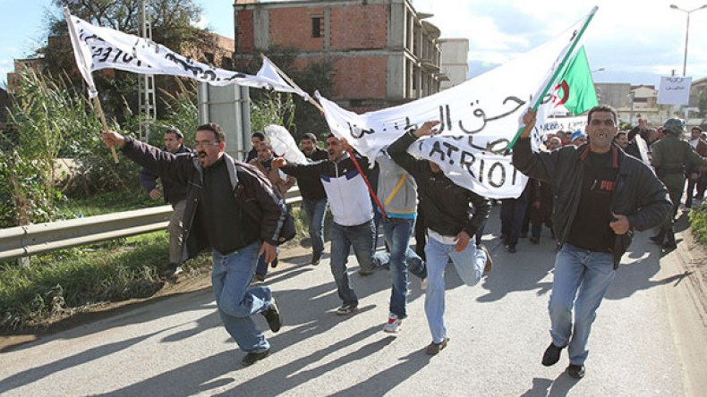 رجال الباتريوت في وقفة احتجاجية بمدخل البويرة