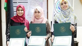 طالبات غزة يبتكرن “اسفلتا ذاتيا” لترميم الطرق