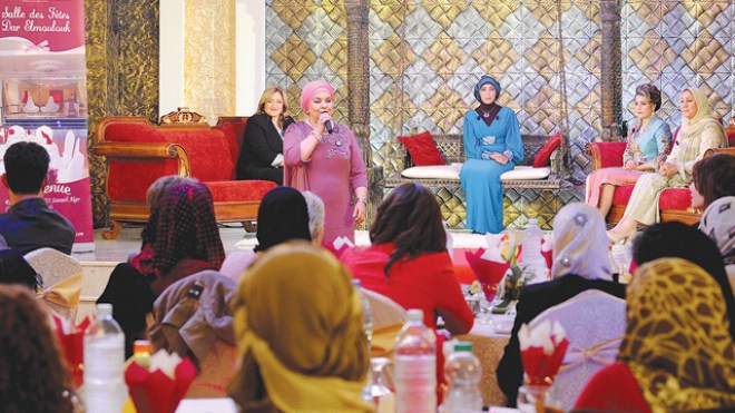 وردة بلاستيكية و”ميل فاي” هدية للموظفات!