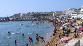 “الخارجون عن القانون” يفرضون منطقهم بشواطئ تيبازة