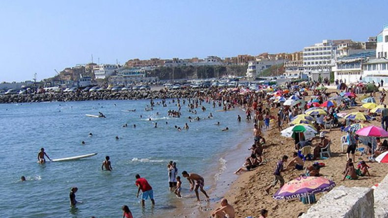 “الخارجون عن القانون” يفرضون منطقهم بشواطئ تيبازة