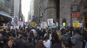 المكسيكيون يتظاهرون ضد جدار ترامب