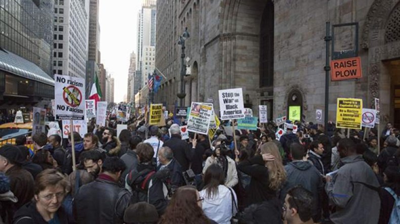 المكسيكيون يتظاهرون ضد جدار ترامب