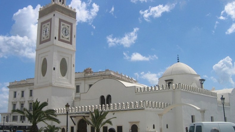 خطيب الجامع الكبير يدعو إلى نبذ كل أشكال العنف والفرقة