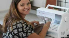 هكذا حولت قمصان زوجها إلى ثياب لابنتها؟!