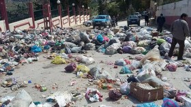 مواطنون يغلقون الطريق بالنفايات في بجاية