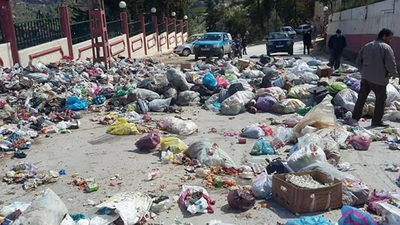مواطنون يغلقون الطريق بالنفايات في بجاية
