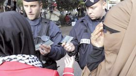 مهاجرون يجبرون بناتهم على نزع الحجاب