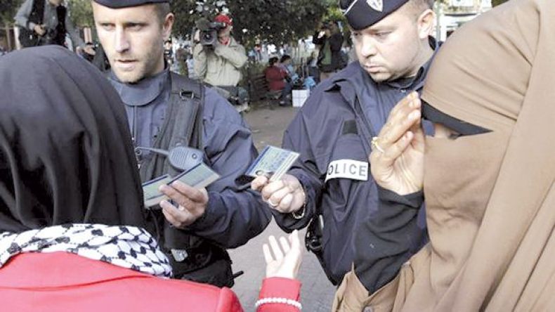 مهاجرون يجبرون بناتهم على نزع الحجاب