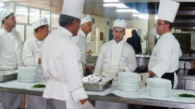 عمال شركة “صحة كاترينغ” المتعاقدة مع سوناطراك يطالبون بتغيير نظام العطل
